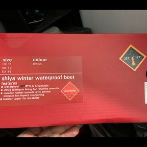 Momtain warehouse snow boots